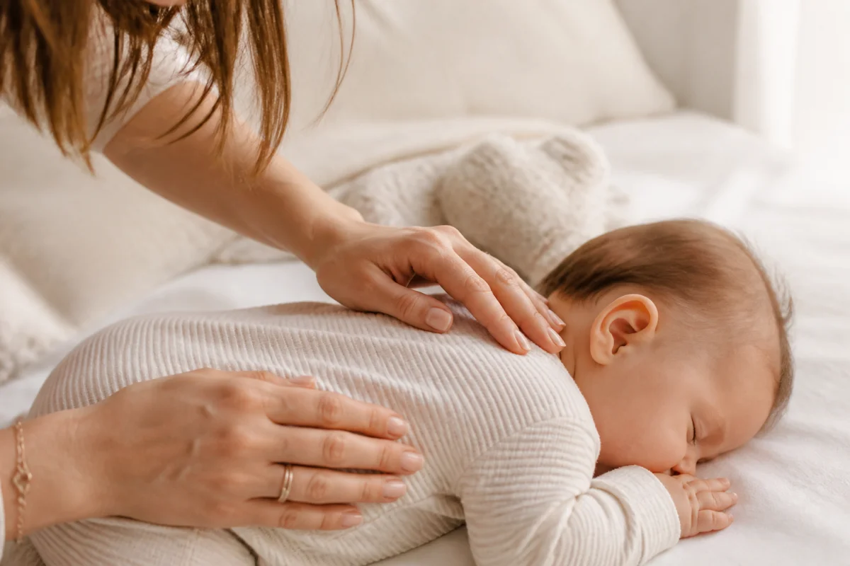 comment savoir si un bébé a trop chaud